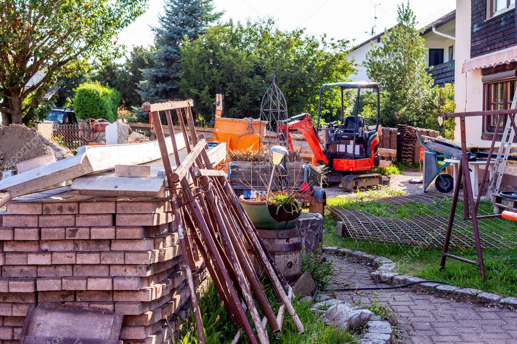 Attrezzature da cantiere allestite in area espositiva