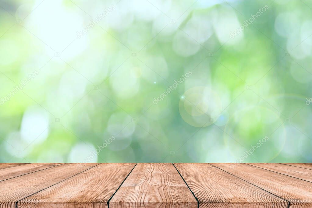 Area esterna allestita con prodotti per il tempo libero in giardino