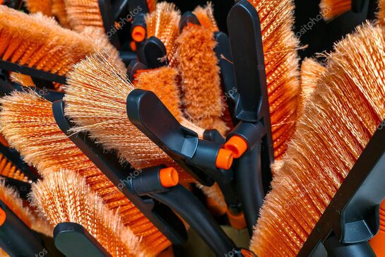 Scaffali ordinati con esposizione ottimizzata di utensili e ferramenta in negozio