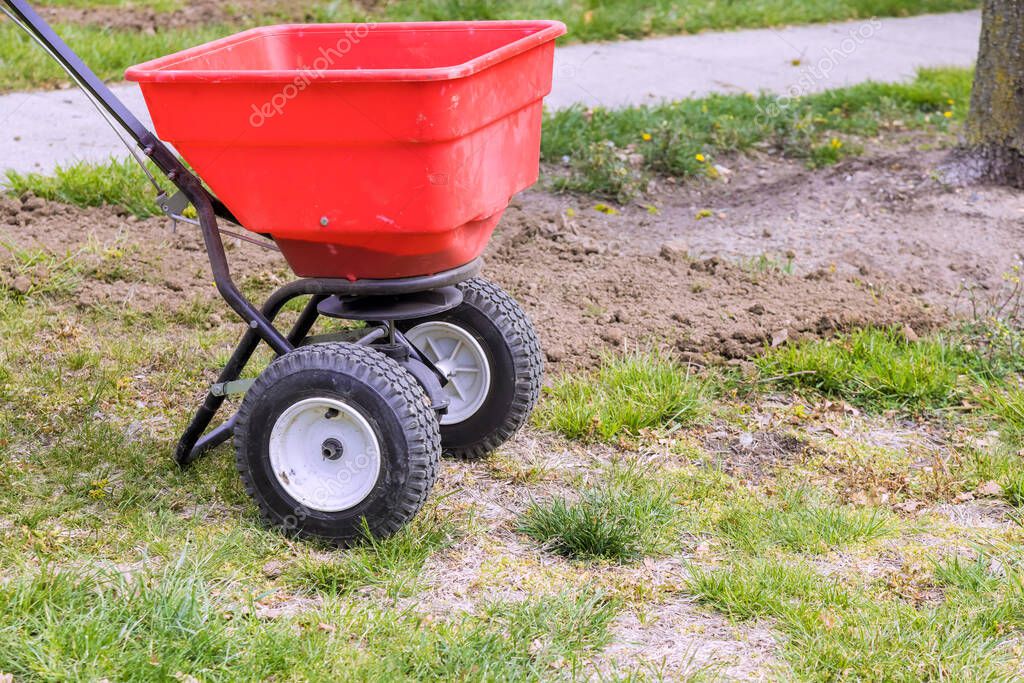 Sacco di sementi e concimi per prato esposti in negozio