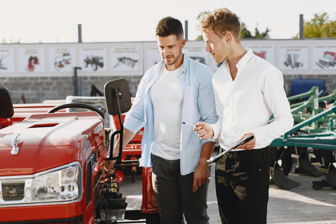 Rivenditore ferramenta e giardinaggio mentre consulta un catalogo prodotti