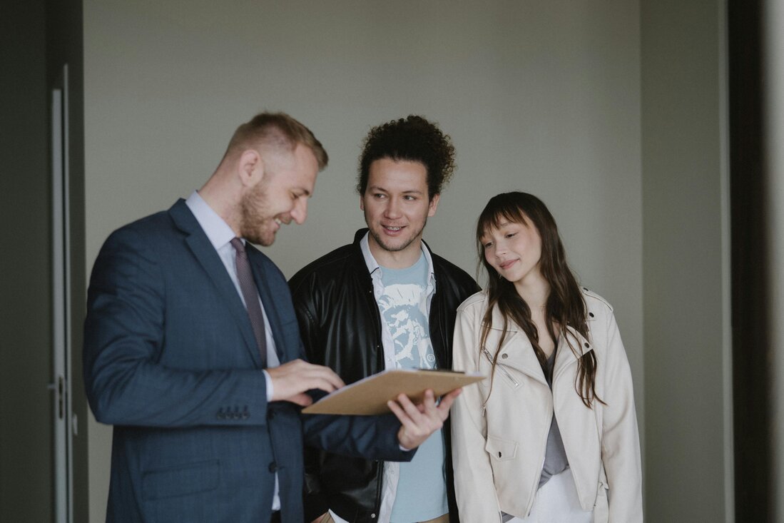 Agente commerciale in visita presso un punto vendita ferramenta